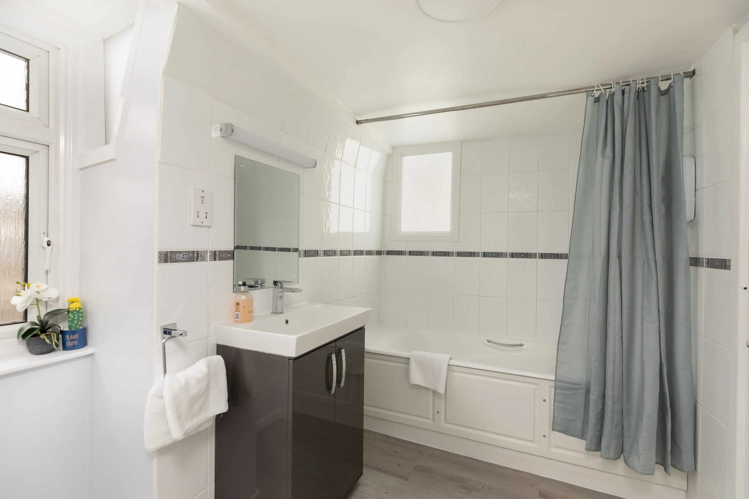 top bathroom2 scaled 1